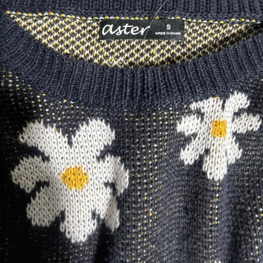 Navy and white daisy sweater #daisy #fall #aster #floral
-small - Picture 3 of 5